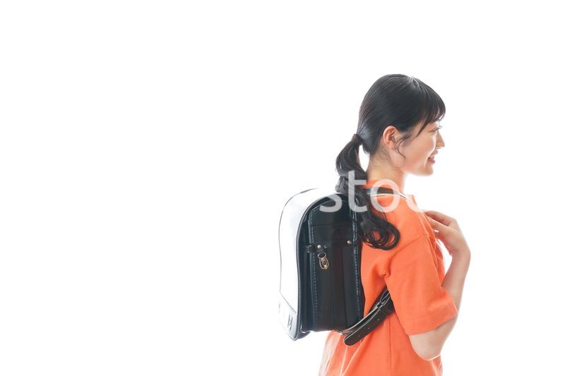 ランドセルを背負った若い女性