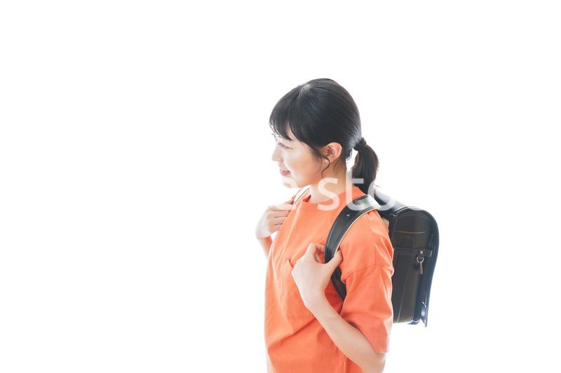 ランドセルを背負った若い女性