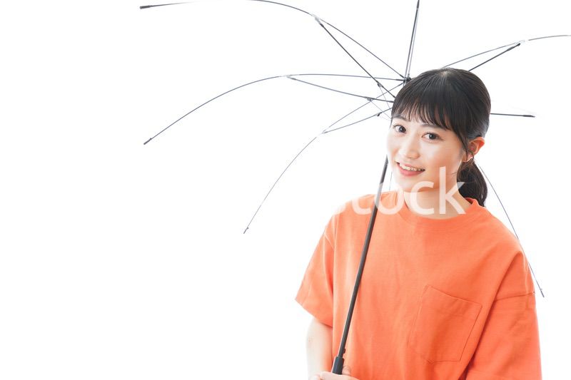 ビニール傘を指す若い女性