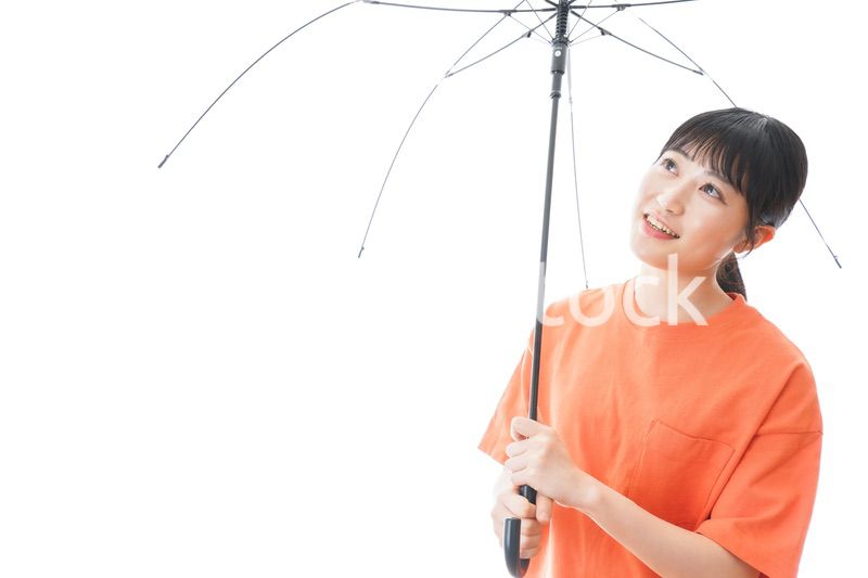 ビニール傘を指す若い女性