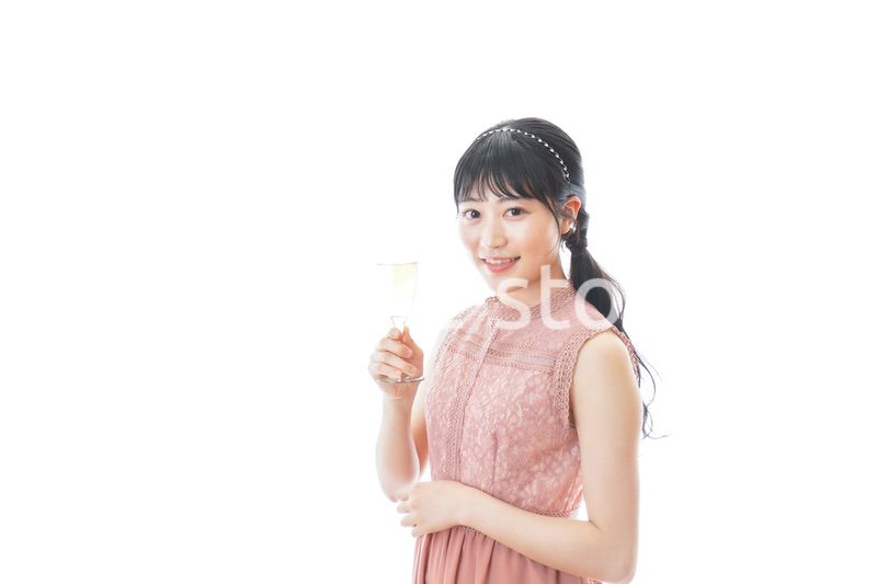 パーティーでワインを飲む若い女性