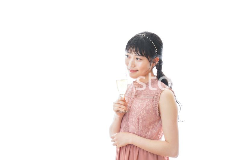 パーティーでワインを飲む若い女性