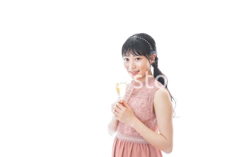 パーティーでワインを飲む若い女性