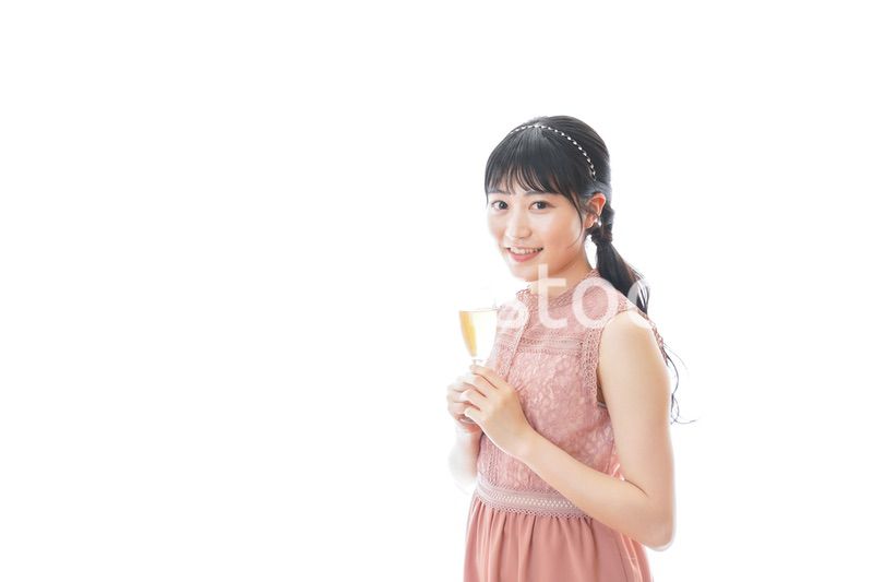 パーティーでワインを飲む若い女性