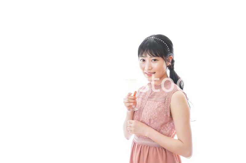 パーティーでワインを飲む若い女性