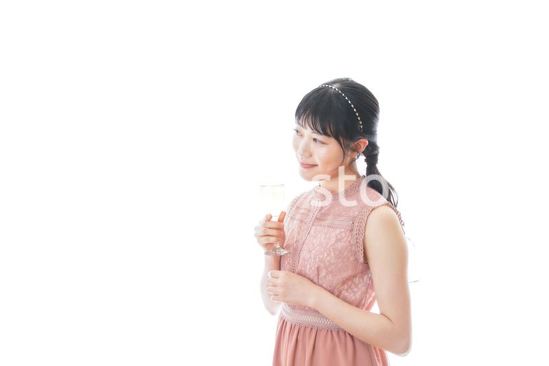 パーティーでワインを飲む若い女性