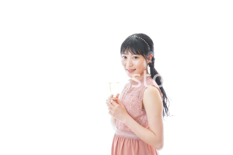 パーティーでワインを飲む若い女性