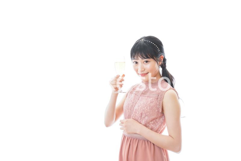 パーティーでワインを飲む若い女性