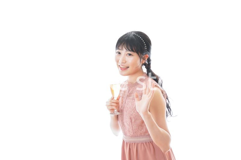 パーティーでワインを飲む若い女性