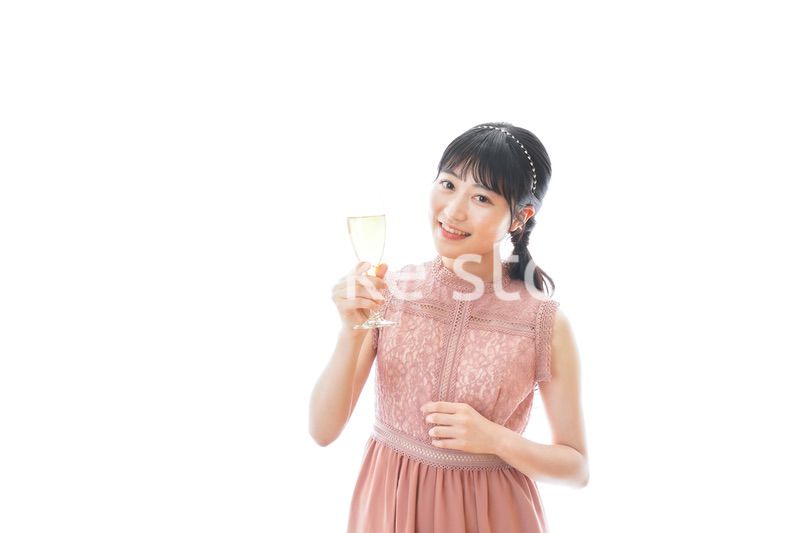 パーティーでワインを飲む若い女性