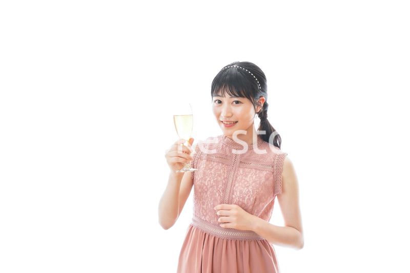 パーティーでワインを飲む若い女性