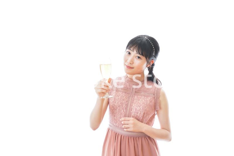 パーティーでワインを飲む若い女性