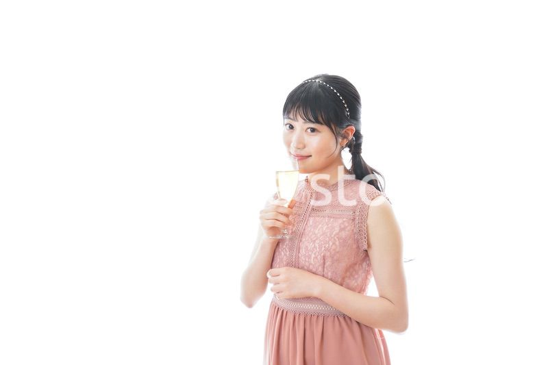 パーティーでワインを飲む若い女性