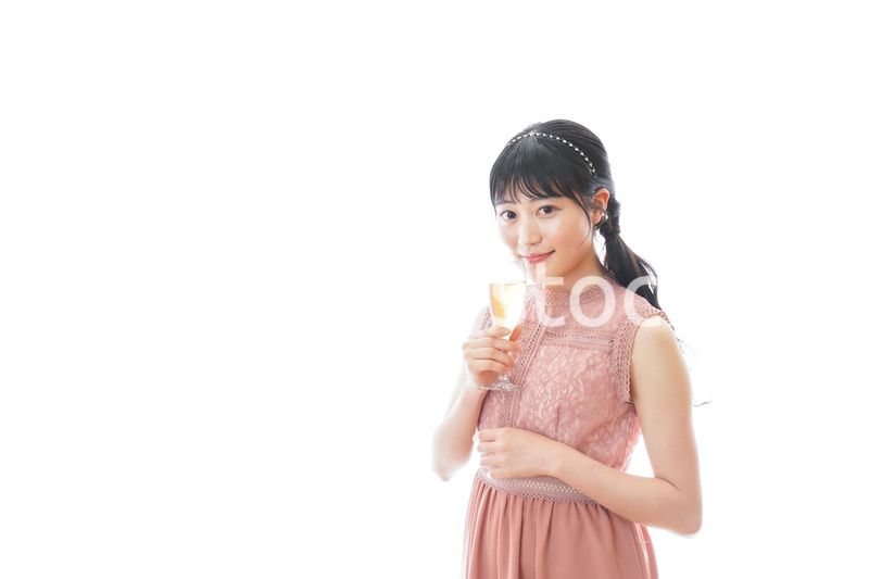 パーティーでワインを飲む若い女性