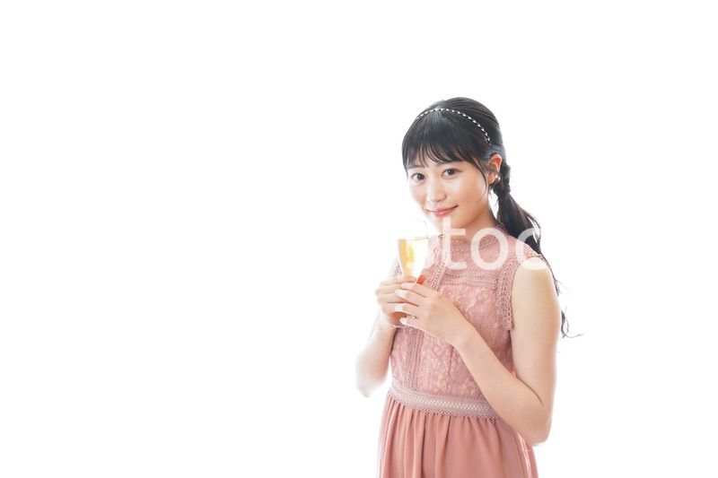 パーティーでワインを飲む若い女性