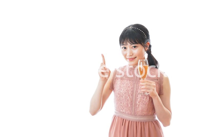 パーティーでワインを飲む若い女性