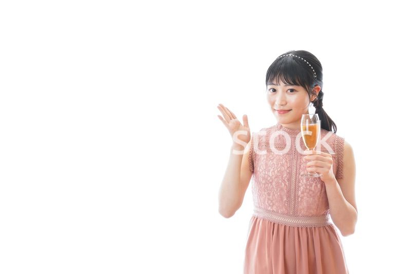 パーティーでワインを飲む若い女性