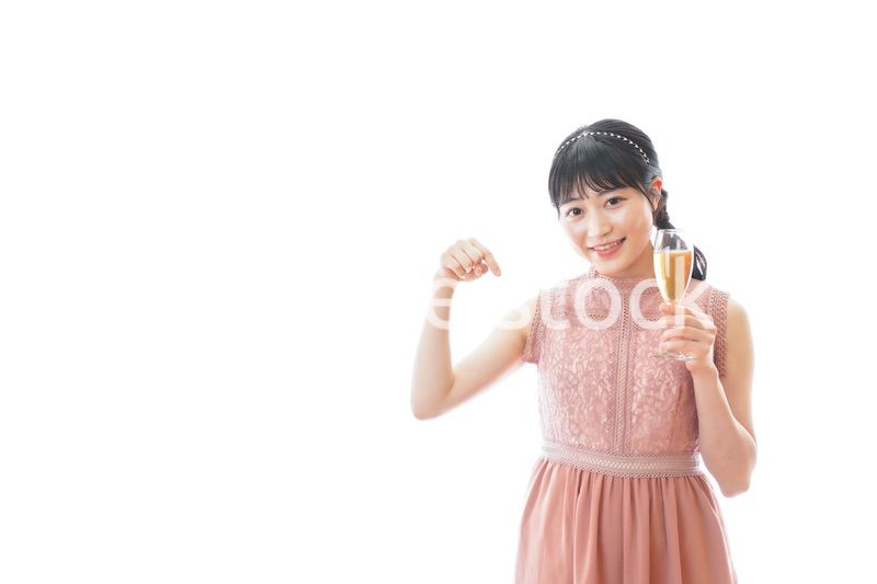 パーティーでワインを飲む若い女性