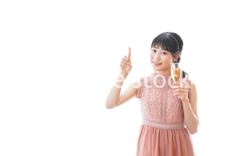 パーティーでワインを飲む若い女性