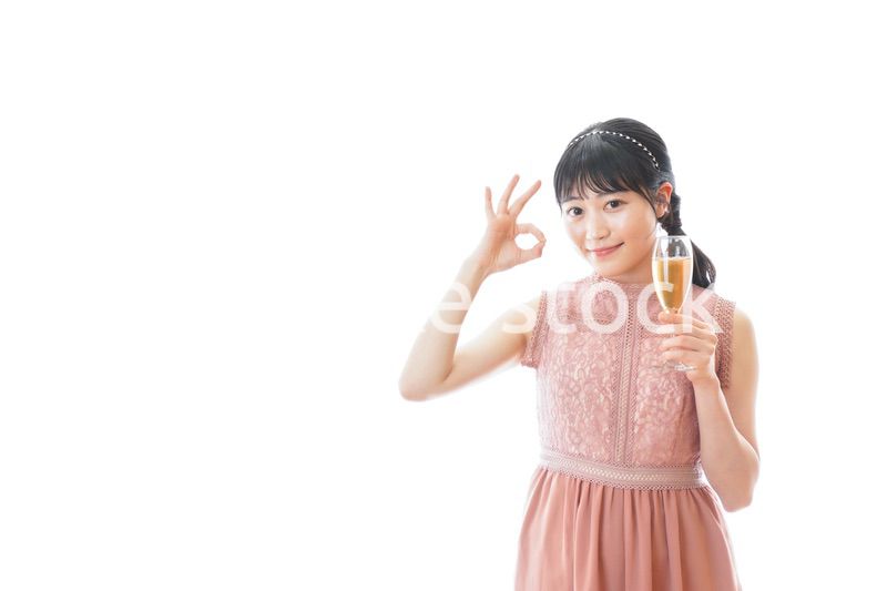 パーティーでワインを飲む若い女性