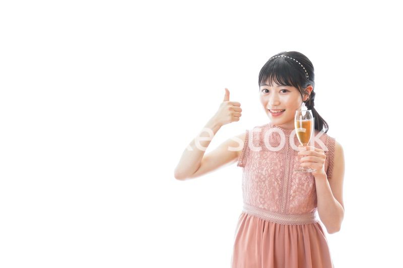 パーティーでワインを飲む若い女性