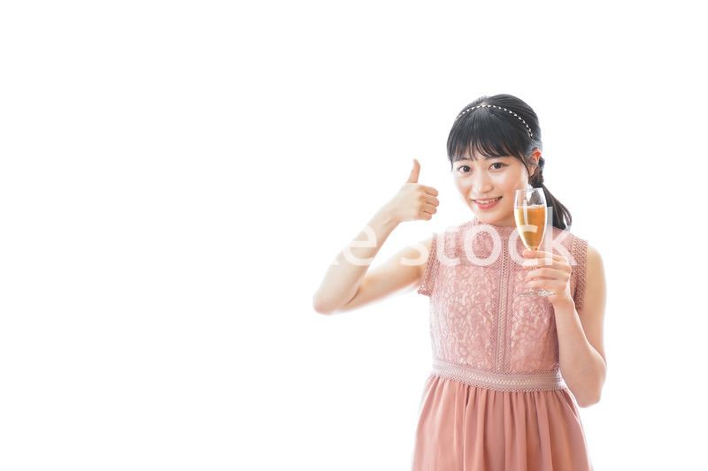 パーティーでワインを飲む若い女性