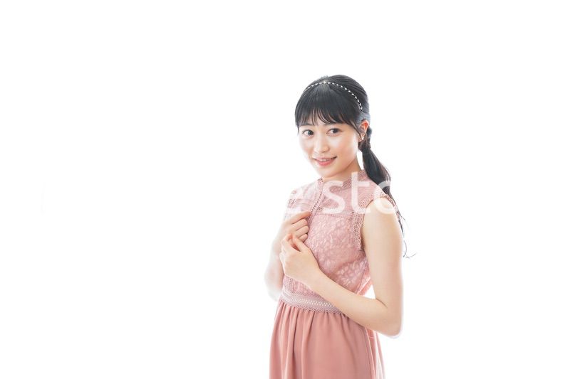 披露宴に参加する若い女性