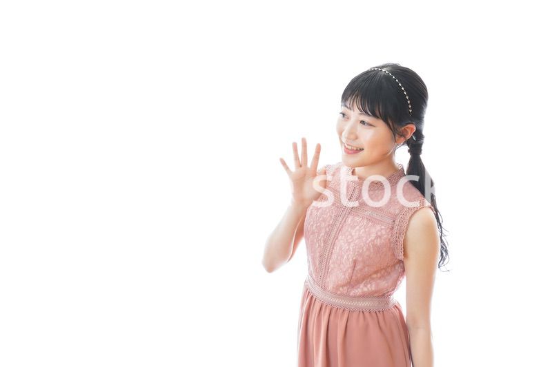 披露宴に参加する若い女性