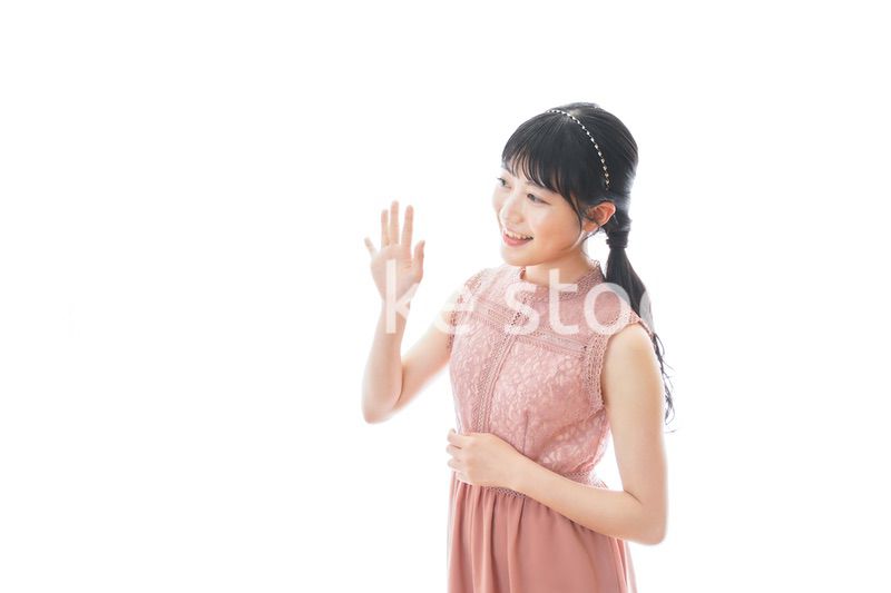 披露宴に参加する若い女性