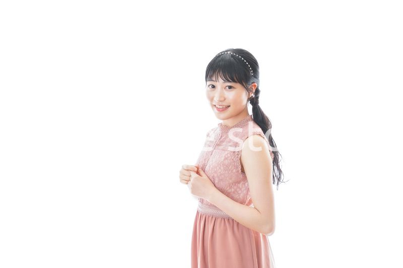 披露宴に参加する若い女性