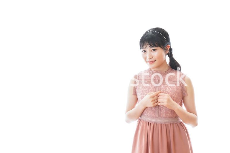 披露宴に参加する若い女性
