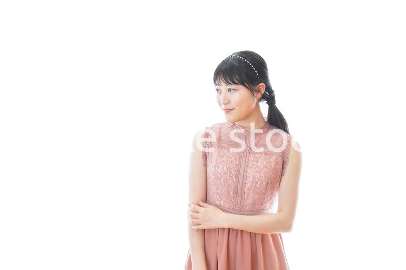 披露宴に参加する若い女性