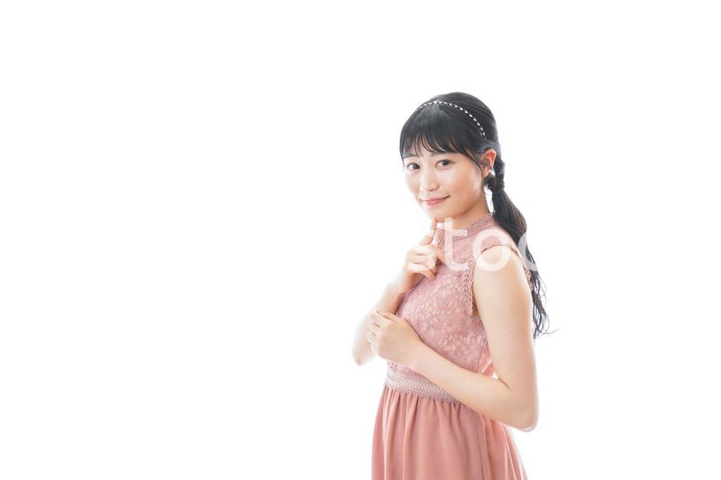 披露宴に参加する若い女性