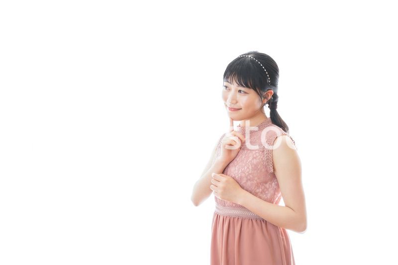 披露宴に参加する若い女性