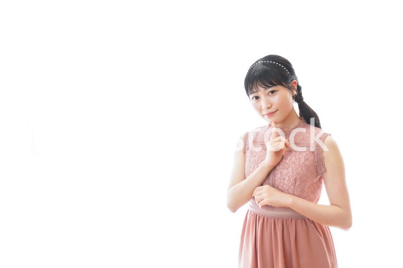 披露宴に参加する若い女性