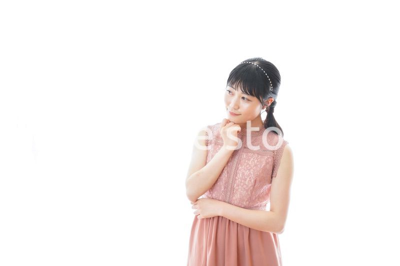 披露宴に参加する若い女性