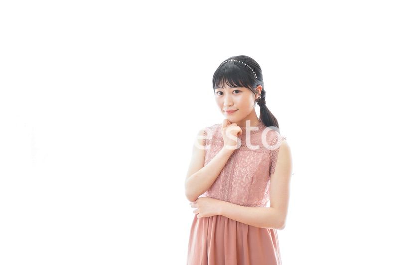 披露宴に参加する若い女性