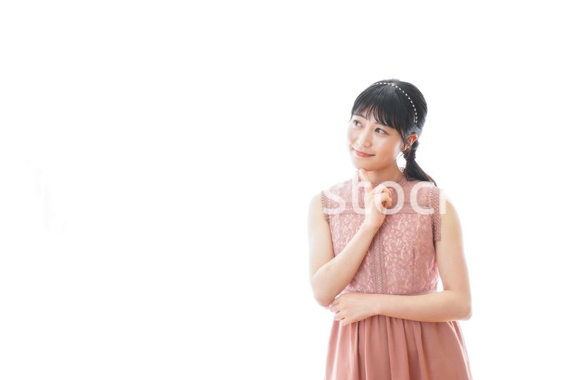 披露宴に参加する若い女性