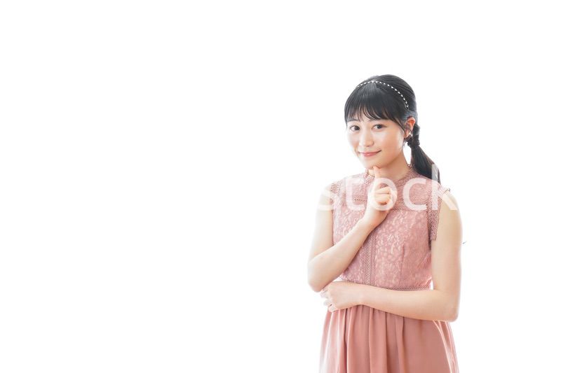 披露宴に参加する若い女性