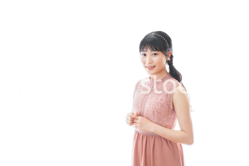 披露宴に参加する若い女性