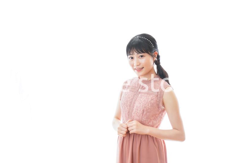 披露宴に参加する若い女性