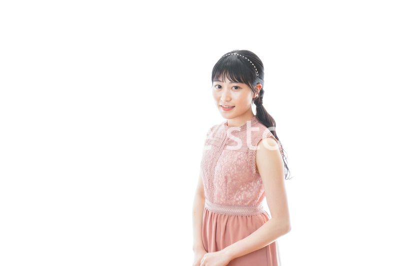 披露宴に参加する若い女性
