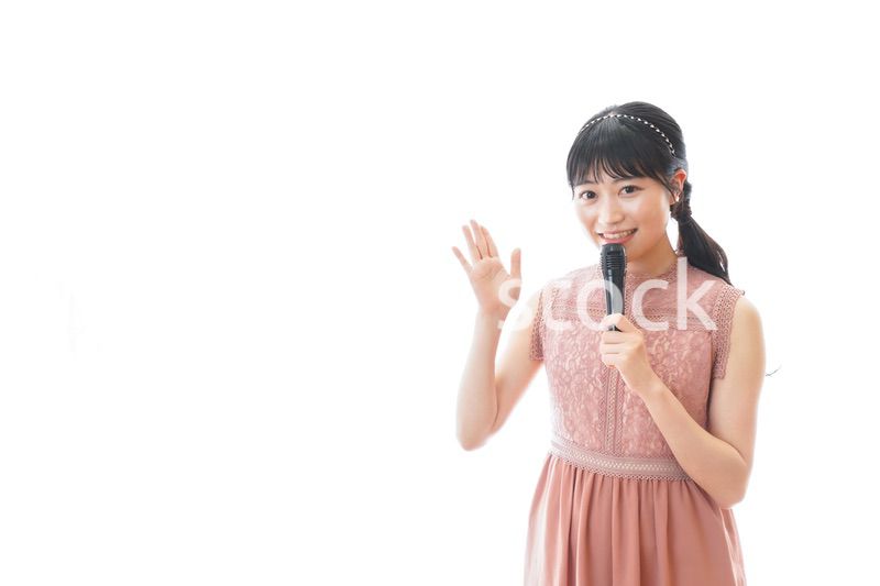 パーティーで司会をする若い女性