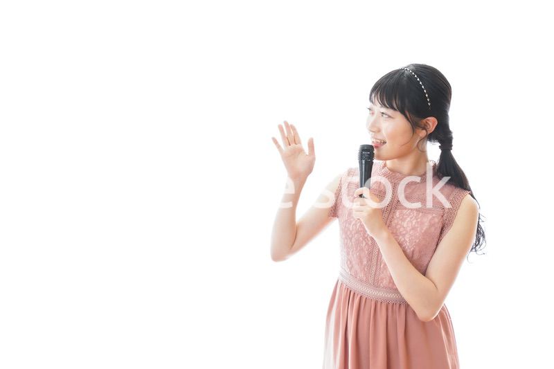 パーティーで司会をする若い女性