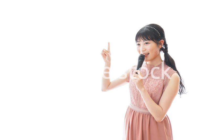 パーティーで司会をする若い女性