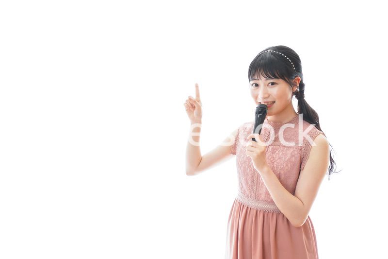 パーティーで司会をする若い女性