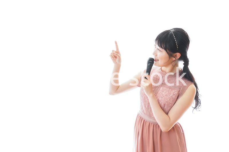 パーティーで司会をする若い女性