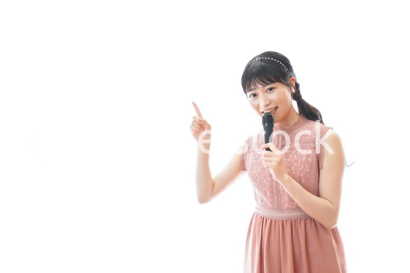 パーティーで司会をする若い女性