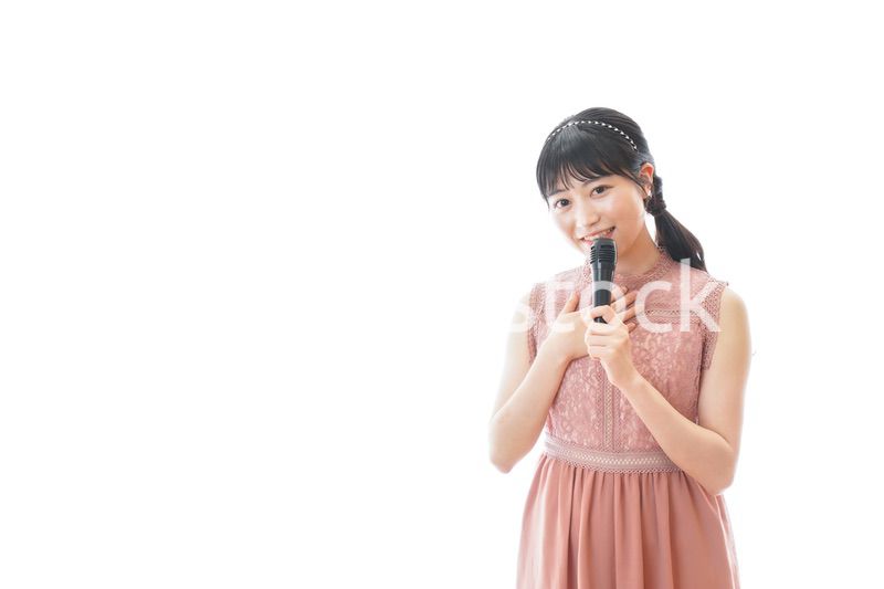 パーティーで司会をする若い女性