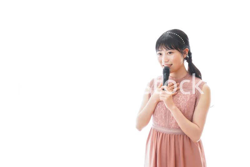 パーティーで司会をする若い女性